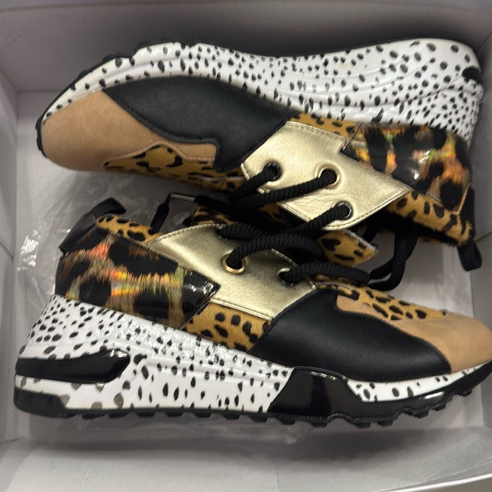Steve Madden Cliff Animal Sneakers. Size 8.5. Never Worn. Excellent Condition.